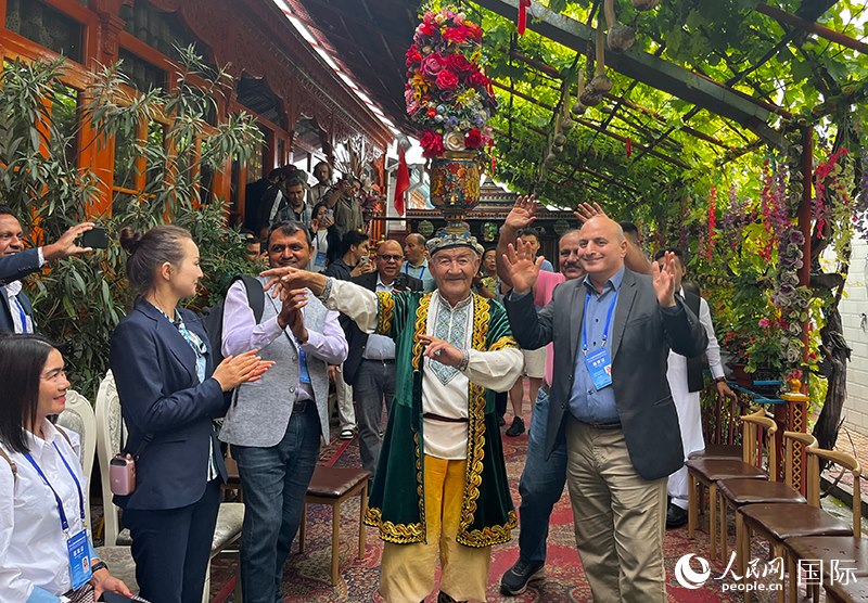 5月24日，外國媒體人在伊寧市喀贊其民俗旅游區(qū)參觀體驗。 人民網(wǎng)記者 翟轉(zhuǎn)麗攝