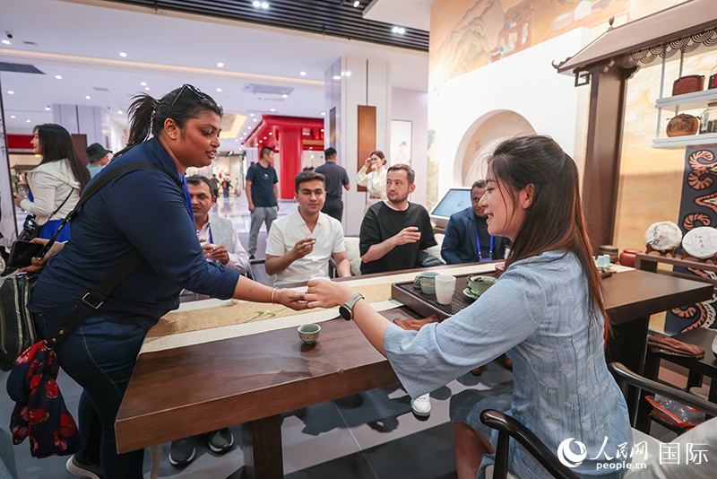 5月25日，外國媒體人在霍爾果斯國際邊境合作中心中國文化館參觀。人民網(wǎng)記者 張武軍攝