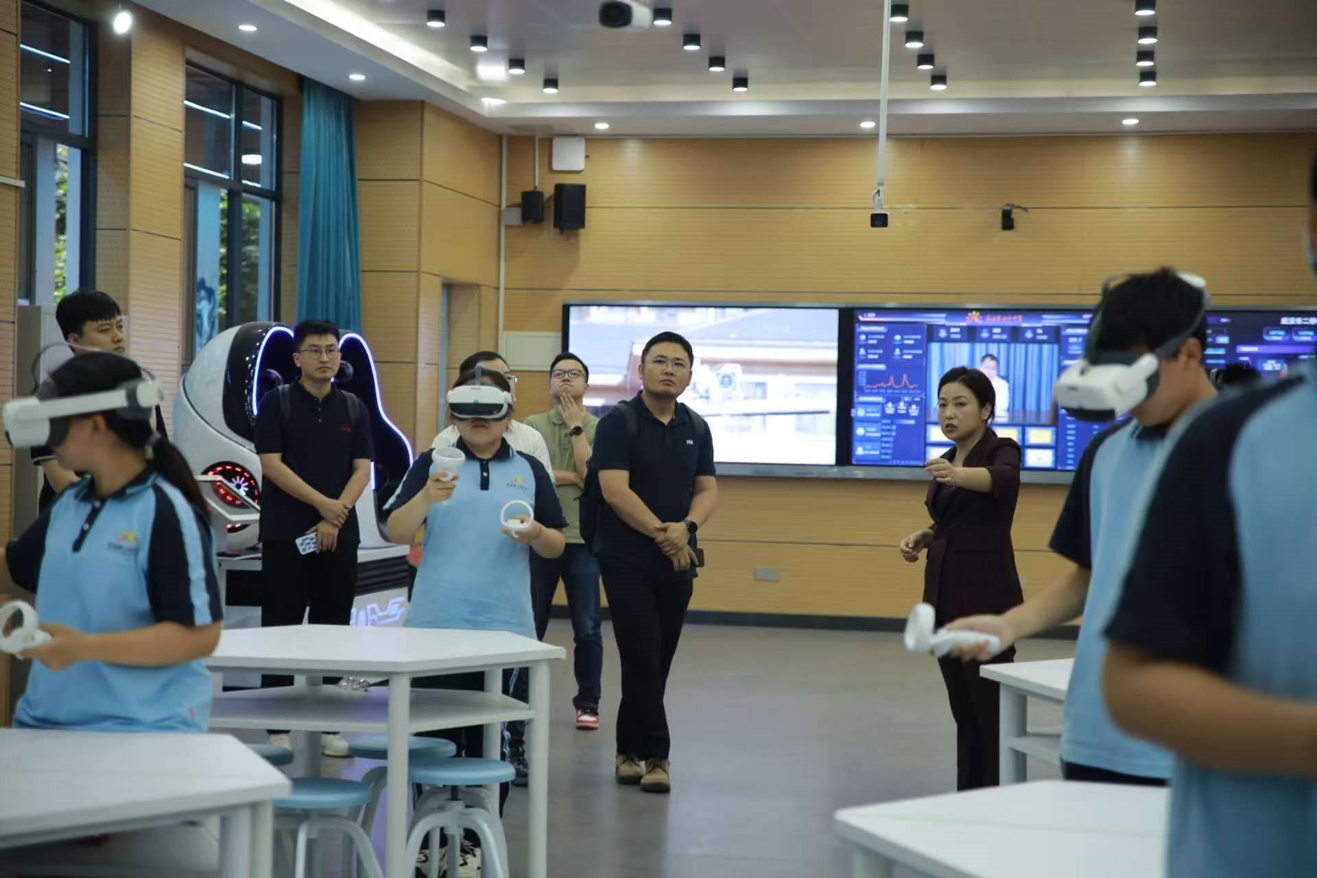 二橋中學學生在應用VR設備學習。主辦方供圖