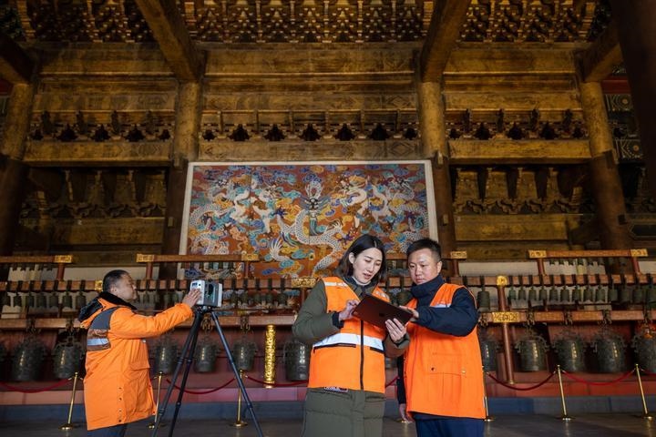 北京市測(cè)繪設(shè)計(jì)研究院團(tuán)隊(duì)在太廟測(cè)繪（2023年2月19日攝）。2020年9月起，北京市測(cè)繪設(shè)計(jì)研究院的技術(shù)團(tuán)隊(duì)開(kāi)展了北京中軸線遺產(chǎn)點(diǎn)實(shí)地測(cè)繪，從文物保護(hù)、環(huán)境整治、文物騰退等方面為北京中軸線申遺提供空間數(shù)據(jù)底板。