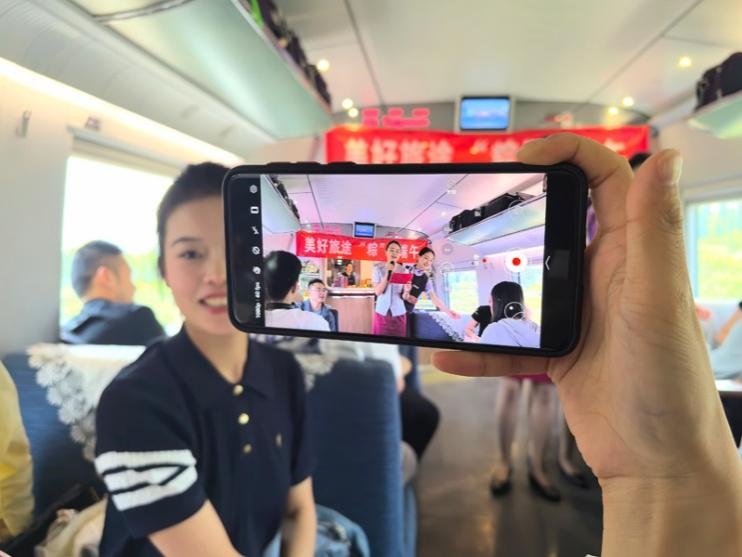 在活動中，旅客紛紛舉起手機(jī)拍攝。顏笑攝