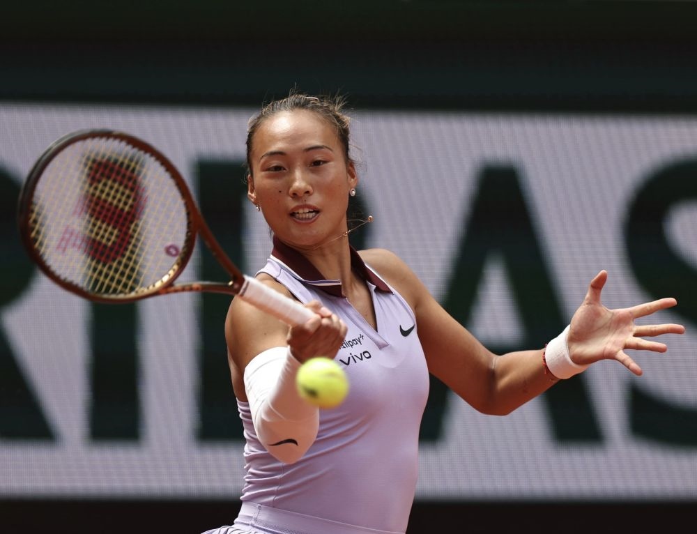 6月1日，鄭欽文在比賽中回球。新華社記者 李京 攝