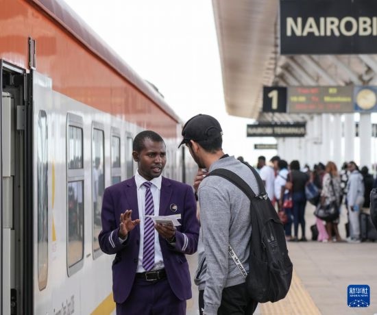 5月31日，在蒙內(nèi)鐵路內(nèi)羅畢站，乘務員為乘客檢票。新華社記者 李亞輝 攝