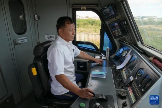 5月31日，在蒙內(nèi)鐵路內(nèi)羅畢站，機車駕駛員蔣立平在即將開往蒙巴薩的E2次列車上進行準備工作。新華社記者 楊光 攝