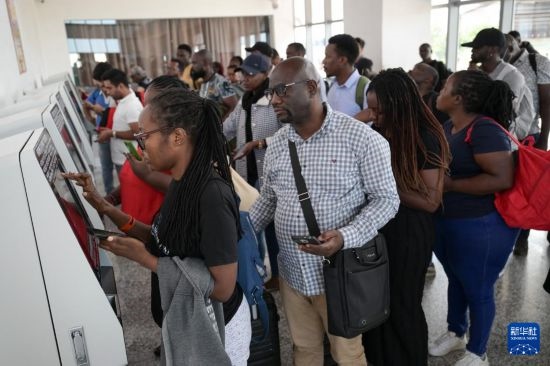 5月31日，在蒙內(nèi)鐵路內(nèi)羅畢站，乘客在自助取票機前排隊取票。新華社記者 楊光 攝