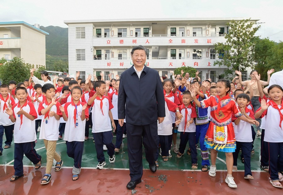 2020年9月16日，在湖南郴州市汝城縣文明瑤族鄉(xiāng)第一片小學(xué)，師生們簇?fù)碇?xí)近平總書記步出校園。新華社記者 李學(xué)仁 攝