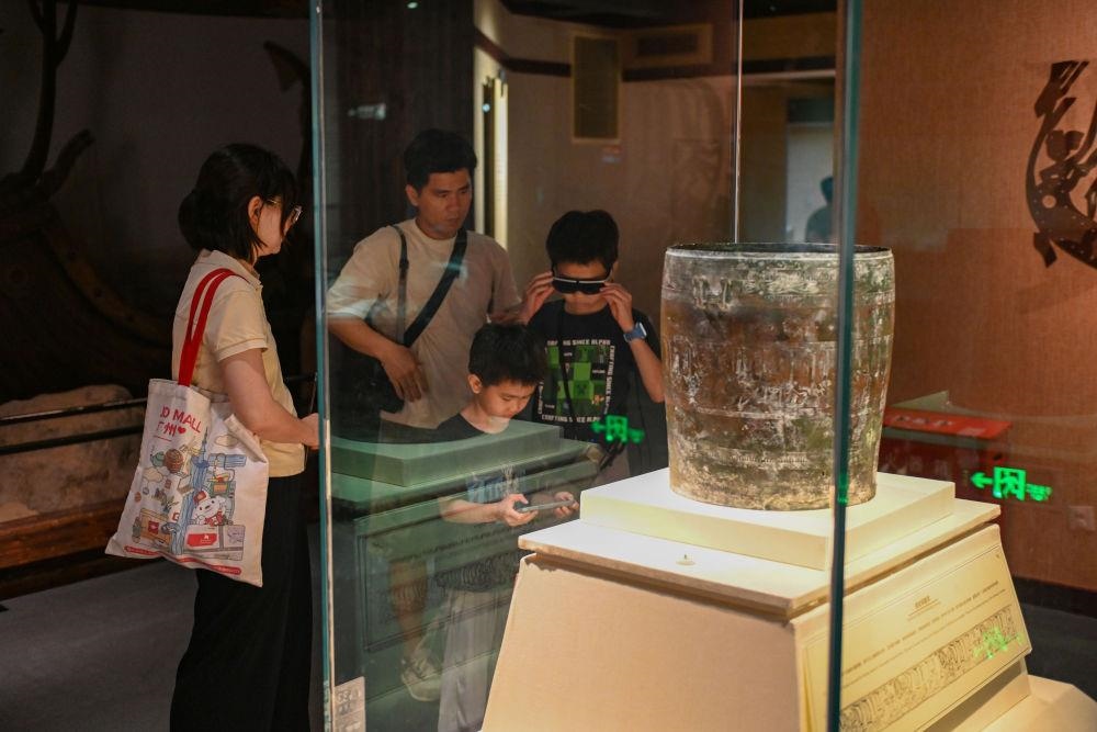 △2025年5月18日，游客在廣東廣州南越王博物院（王墓展區(qū)）體驗(yàn)AR眼鏡智慧導(dǎo)覽服務(wù)。