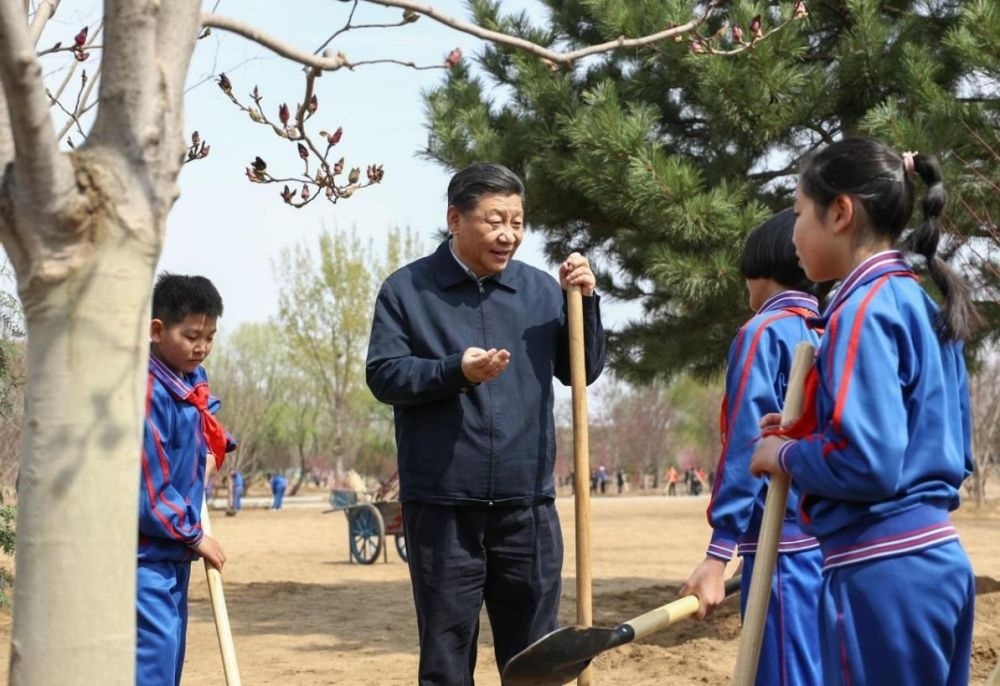 2019年4月8日，習(xí)近平總書記參加首都義務(wù)植樹活動(dòng)。這是習(xí)近平總書記同少先隊(duì)員在一起。新華社記者 鞠鵬 攝