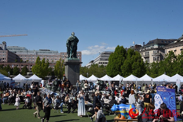 “你好！中國”端午游園會(huì)在斯德哥爾摩國王花園廣場舉辦。人民網(wǎng)記者 殷淼攝