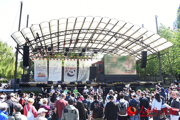 中瑞民眾歡聚國王花園廣場共慶端午佳節(jié)。人民網(wǎng)記者 殷淼攝