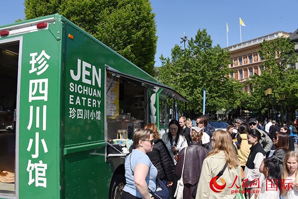 中國美食攤。人民網(wǎng)記者 殷淼攝