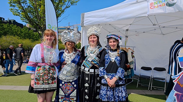 體驗(yàn)苗族傳統(tǒng)服飾。人民網(wǎng)記者 殷淼