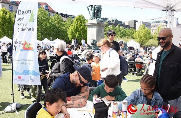 體驗(yàn)熊貓彩繪活動(dòng)。人民網(wǎng)記者 殷淼攝