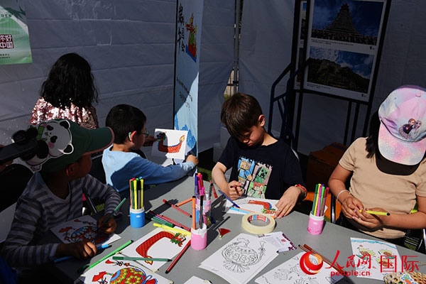 端午文化體驗(yàn)—龍舟圖片填色。人民網(wǎng)記者 殷淼攝