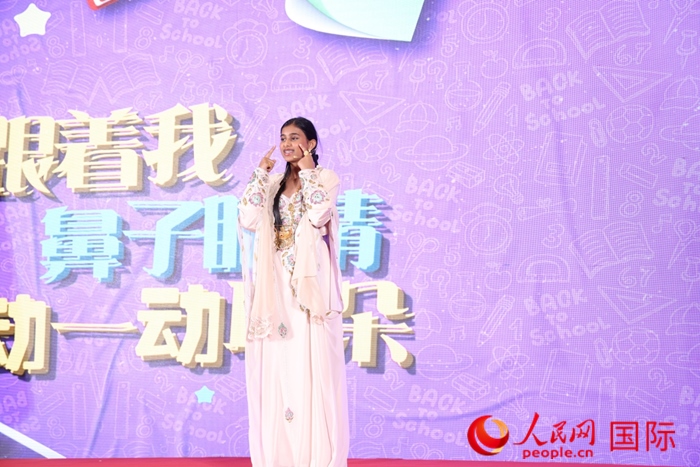 演唱中文歌曲。人民網(wǎng)記者任皓宇攝