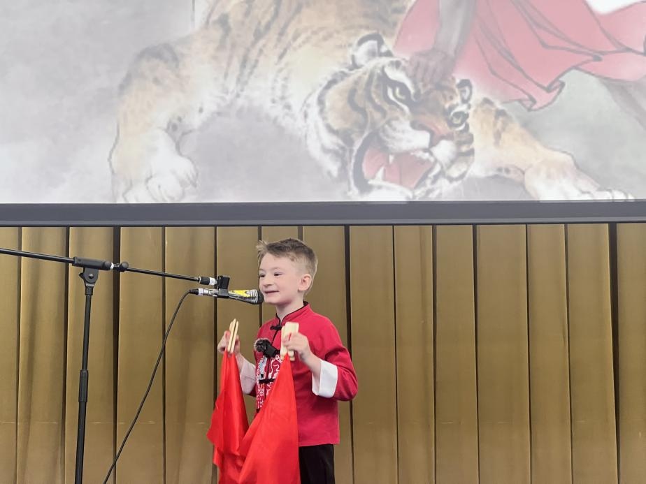 一航表演快板《武松打虎》。布加勒斯特大學(xué)孔子學(xué)院供圖