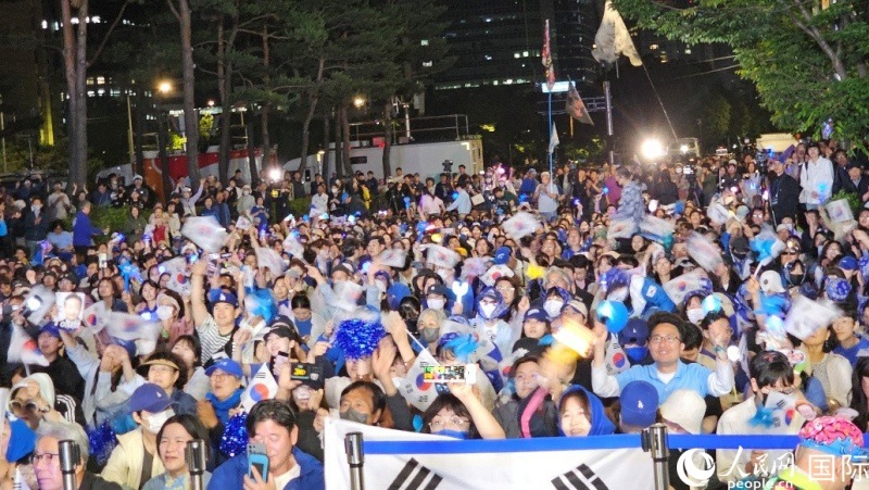 當(dāng)?shù)貢r(shí)間4日凌晨，李在明支持者們聚集在國(guó)會(huì)前等待計(jì)票結(jié)果。人民網(wǎng) 柳美鉉攝